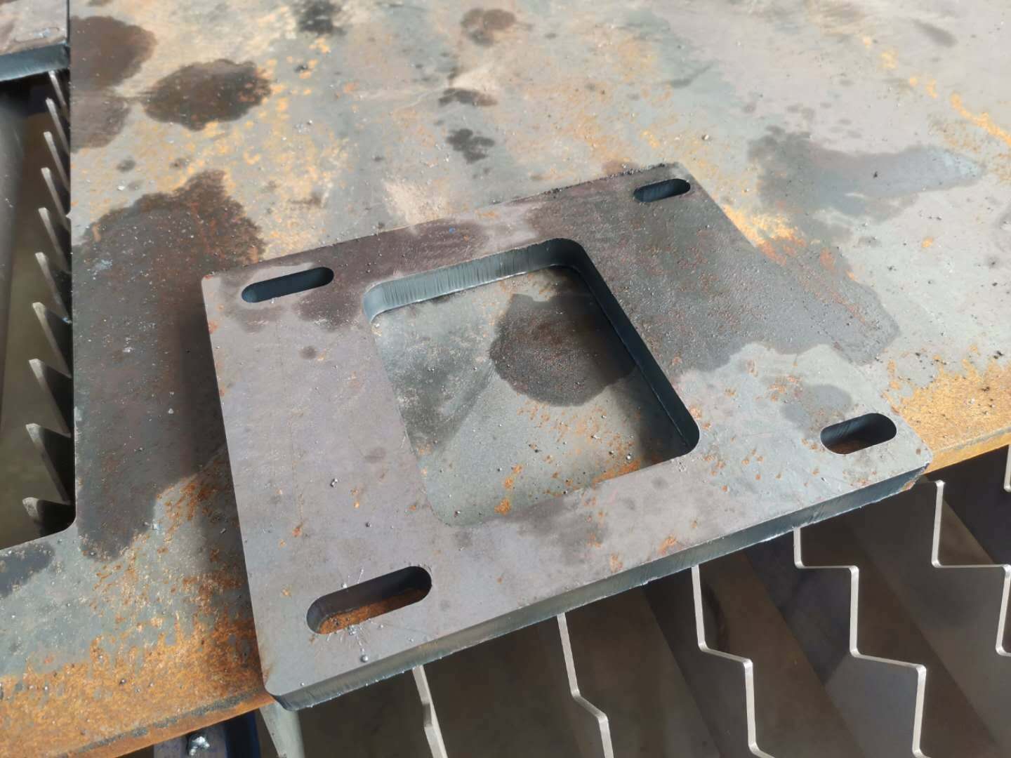光纖激光切割機在鈑金工業中起著重要的作用